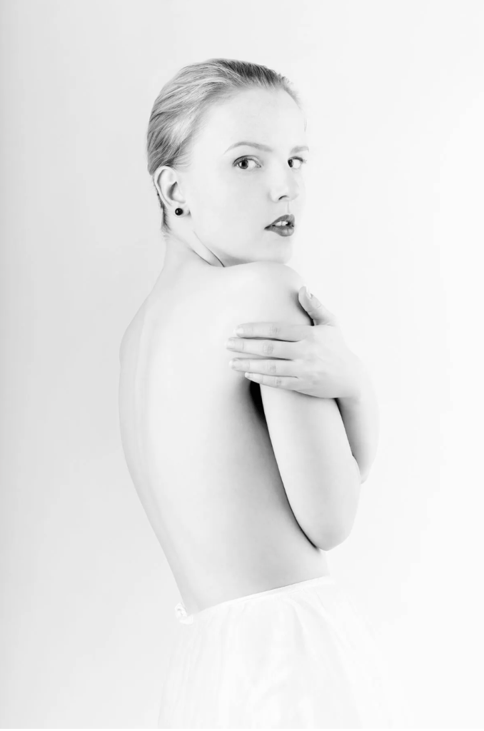 High key portret tegen een helderwitte achtergrond